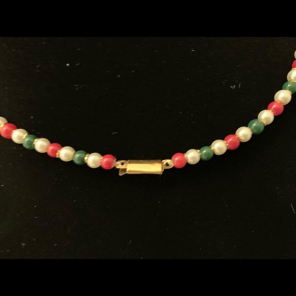 Single Strand Pearl Jade Colored Beaded Necklace - Picture 2 of 2